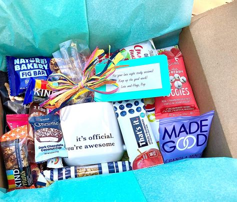 Student Snacks, College Freshman Survival Kit, Student Survival Kits, College Survival Kit, Late Night Study, Snack Boxes Healthy, Fruity Snacks, Surprise Gifts For Him, College Survival