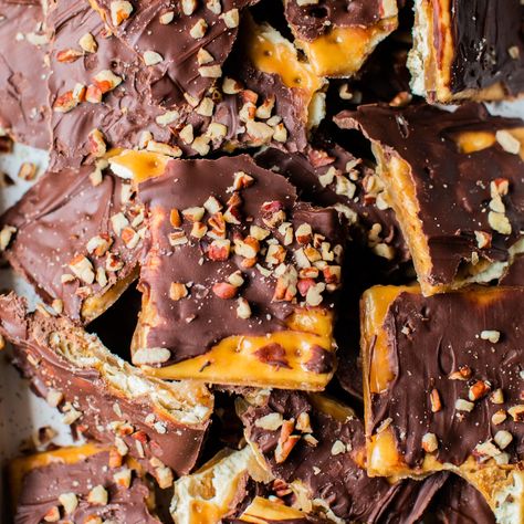 Velveeta Fudge, Microwave Candy, Saltine Cracker Toffee, Aka Christmas, Saltine Toffee, Soda Crackers, Homemade Toffee, Cracker Toffee, Dessert Places