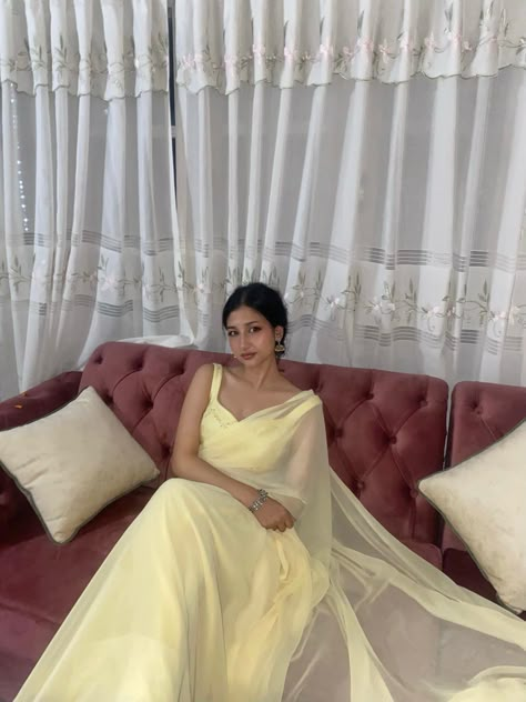 Farewell inspo Yellow Saree For Farewell, Farewell Saree Inspo School, Farewell Saree Inspo Aesthetic School, Farewell Sarees For Brown Skin Tone, Dresses For Farewell Party In School, Saree Ideas For Farewell In School, Farewell Saree Ideas School, Trendy Sarees For Farewell, Makeup For Yellow Dress