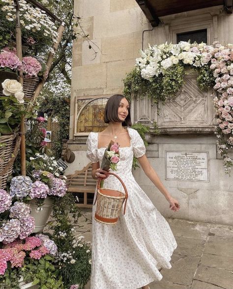 Amsterdam Fits, Cottagecore Photoshoot, Cute Feminine Outfits, Elf Style, Paris Outfit Ideas, European Countryside, Soft Feminine Outfits, Basket Flowers, 2022 Aesthetic