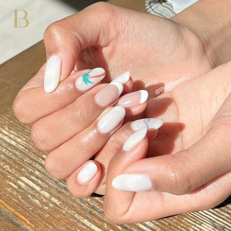 30+ Perfect Tropical Beach Themed Nails For Your Next Vacation - Nail Designs Daily Nails For Bali Trip, Bahamian Nails, Nails For Europe Vacation, Goa Vacation Nails, Nails For Vacation Beach Tropical, Bahama Nails Beach, Goa Theme Nail Art, Vacation Nail Art, Coral Nails With Design