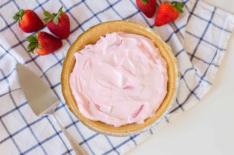 No-Bake Strawberry Pie Strawberry Icebox Pie, No Bake Strawberry Pie, Baked Strawberry Pie, Strawberry Mousse Recipe, Strawberry Cream Pie, Celebration Food, Mousse Pie, Pink Pie, Strawberry Cream Pies