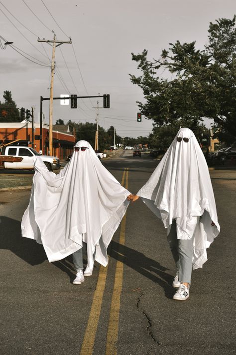 Gost Halloween Costumes, Bedsheet Ghost Photoshoot, Funny Ghost Costume, Bed Sheet Ghost Photoshoot, Ghost Costume Photoshoot, Bedsheet Ghost, Mallory Aesthetic, Ghost Pics, Ghost Photoshoot