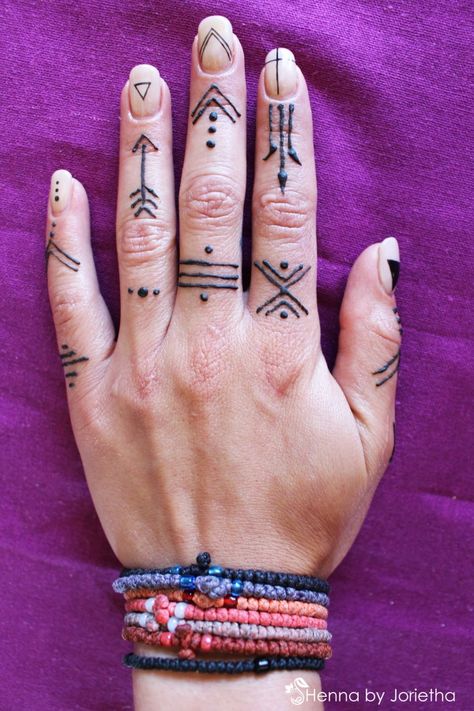 Henna Fingers - Geometric Henna - Native American Henna Patterns Hand Tattoos Native American, Native Henna Designs, Native Finger Tattoos For Women, Native Finger Tattoo, Native Hand Tattoos For Women, Henna Witch Design, Native American Finger Tattoos, Native Hand Tattoos, Henna Berbere