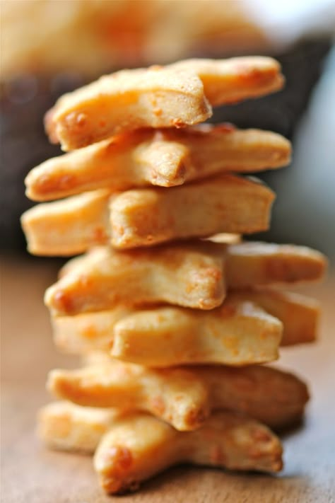 Cheddar Crackers Recipe, Homemade Cheese Crackers, Cheddar Crackers, Savoury Biscuits, Homemade Crackers, Snack Dip, Cracker Recipes, Homemade Cheese, Cheese Crackers