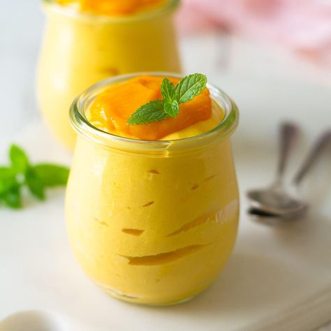 Luscious, & bursting with fruity flavors, this mango mousse recipe combines just 3 ingredients to make an amazingly delicious mango dessert! Mango Mousse Recipe, Mango Chia Pudding, Whipped Cream Desserts, English Desserts, Mango Dessert Recipes, Mango Mousse, Mango Dessert, Filled Donuts, Clam Recipes