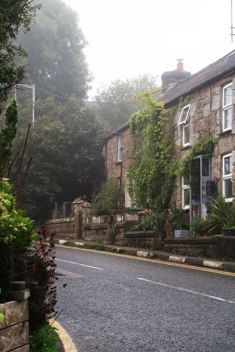 Fog envelopes a village outside of Mousehole, Cornwall, UK. Uk Villages, Uk Astetic, Uk Landscape, Cornwall Uk, Uk Vibes, Weird Town, Summer In England, England Aesthetic, England Countryside