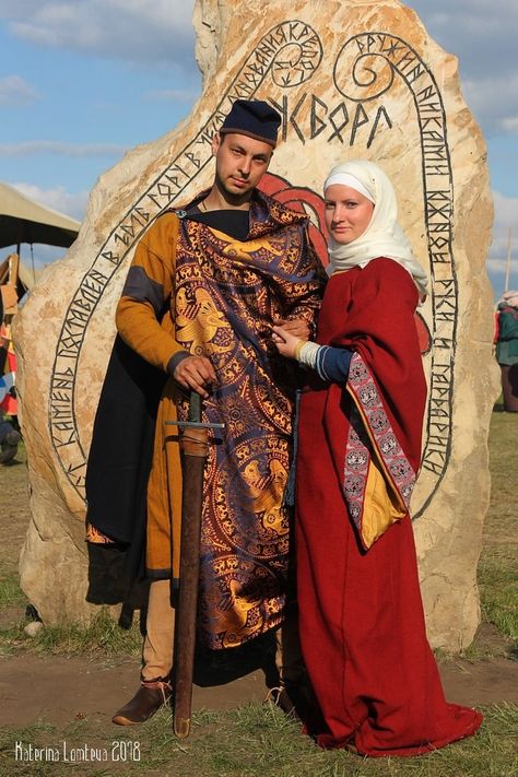 Historical reenactment. Europe, Norman woman, 11th century, woolen dress (Bliaud) with silk decoration. Silk head shawl and belt. Anglo Saxon Reenactment, 11th Century Clothing, 12th Century Dress, Medieval Items, Medieval Feast, Scandinavian History, Woolen Dress, Medieval Garb, Medieval Clothes