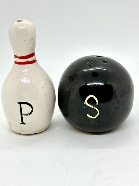 Salt And Pepper Ceramic Shakers, Cool House Items, Bowling Gift Ideas, Novelty Salt And Pepper Shakers, Salt And Pepper Shakers Ceramic, Novelty Ceramics, Black And White Eclectic, Cool Ceramics, Aesthetic Ceramics