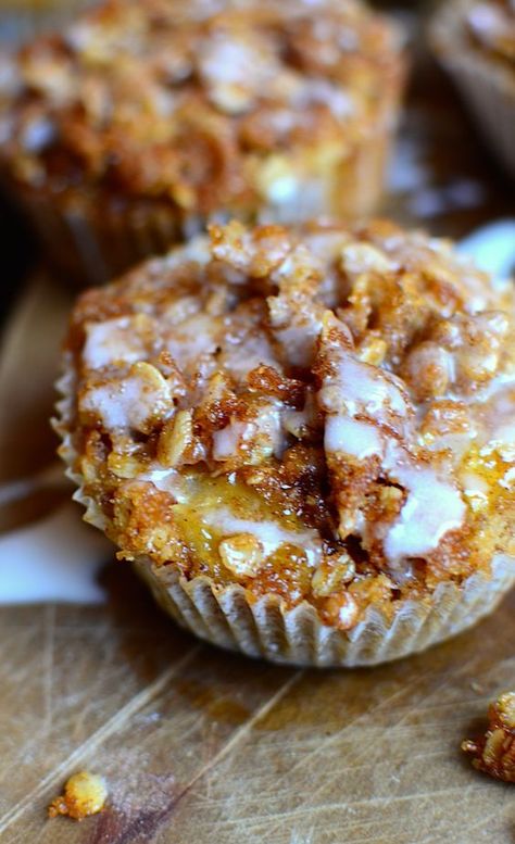 These oatmeal apple muffins are whole grain and can be gluten free, made with 100% oats and no flour! Breakfast Casserole With Grits, Oatmeal Apple Muffins, Apple Oatmeal Muffins, Oatmeal Muffins Healthy, Oatmeal Flour, Oatmeal Apple, Oat Flour Recipes, What Is Healthy Food, Apple Coffee Cakes