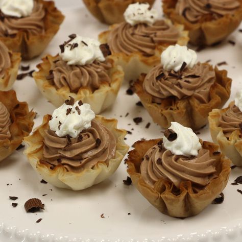 Phylo Pastry Cups Recipes Desserts, Phillo Puff Pastry Cup Recipes, Phyllo Shells Desserts, Pastry Cup Recipes, Philo Cups, Phyllo Dessert, Chocolate Cheesecake Cups, Shell Recipes, Peanut Butter Chocolate Cheesecake