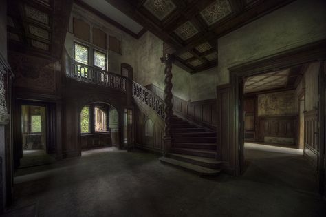 Andre Govia photography Abandoned Manor, English Houses, Girl Apartment, Creepy Places, Creepy Ghost, Digital Story, The Puppet, Interiors Dream, Winter Scenery