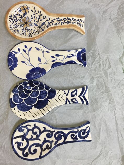 Spoon Rest Painting Ideas, Spoonrest Ceramic, Spoon Rest Pottery Painting Ideas, Spoon Rest Pottery, Modern Decorative Objects, Painted Pots Diy, Ceramic Wall Decor, Pottery Painting Designs, Spoon Rests