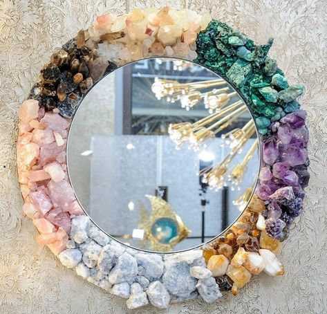 🤩🤩Crystal Mirror 🤩🤩 This crystal mirror is surrounded with Malachite, Rose Quartz, Amethyst, Smokey Quartz, Citrine & Rock crystal. Cost £12,001.37 Made in France Available via 1stdibs.com I have the £1.37 who has the rest??? 🤪 Follow👉 @crystalharmony_ For more amazing crystals #amazingcrystals Crystal Room Aesthetic, Decorated Mirror Diy, Decor With Crystals, Glamour Home Decor, Crystal Furniture, Crystals Aesthetic, Crystal Room Decor, Agate Decor, Crystal Room