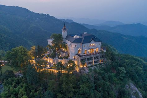 Wonderful Castle Located on Top of a Mountain in Zhejiang, China Village Plan, Castle Night, Mountain Architecture, Huge Houses, Real Estate Buyers, Resort Design, Architecture Landscape, Scottish Castles, Night View