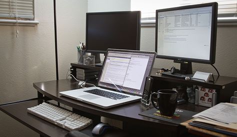 Tips For Setting Up Your Home Office Without Breaking The Bank...USB hub, multiple monitors, docking stations, managing cables Workstation Setup, Home Office Set Up, Dig Gardens, Monitor Lizard, Garden Posts, Dual Monitor, Survival Gardening, Office Set, Home Tech