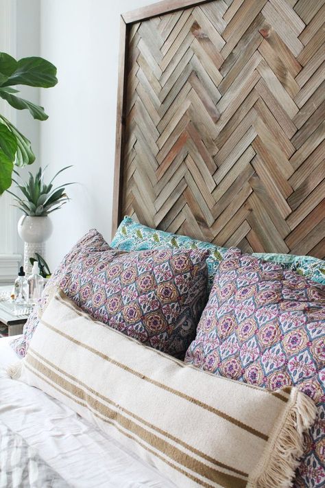 Use wood shims to create a tiled herringbone headboard to add texture and visual interest to your bedroom. Herringbone Headboard, Boho Headboard, Headboard Ideas, Diy Wand, Diy Headboards, Wooden Headboard, Bed Diy, Bed Headboard, Diy Headboard