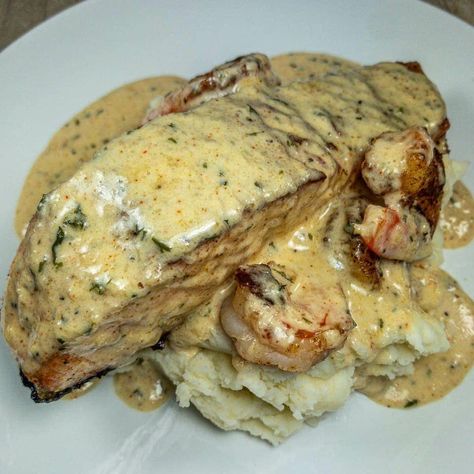 Salmon and shrimp over garlic mashed potatoes with cajun parmesan sauce Sauce: Butter, Parmesan cheese, cayenne pepper, garlic powder, salt, a little cream, and parsley. Salmon Over Mashed Potatoes, Salmon And Mashed Potatoes Recipes, Salmon And Mashed Potatoes, Salmon And Shrimp, Foreign Food, Parmesan Sauce, Garlic Mashed Potatoes, Food Crush, Garlic Mashed