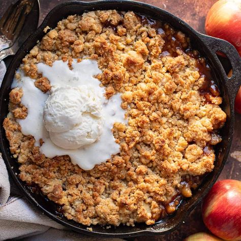 Apple Crostata Recipe, Cinnamon Apple Crisp, Apple Crisp No Oats, Mini Apple Pie Recipe, Old Fashioned Apple Crisp, Classic Fall Desserts, Apple Crisp Topping, Crostata Recipe, Fall Dessert Recipes Easy