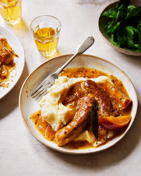 Veggie sausage casserole with apples and cider - delicious. magazine Sausage Cassoulet, Vegetarian Christmas Dinner, Sausage Casserole Recipes, Sausage And Mash, Toad In The Hole, Vegetarian Sausages, Veggie Sausage, Best Sausage, Bangers And Mash