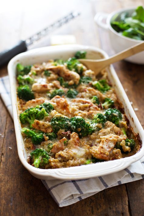 Creamy Chicken Quinoa and Broccoli Casserole - 350 calories of cozy comfort food. | pinchofyum.com Quinoa And Broccoli, Quinoa Broccoli, Broccoli Recipes Casserole, Quinoa Casserole, Chicken Quinoa, Healthy Casseroles, Broccoli Casserole, Diet Vegetarian, Quinoa Recipes