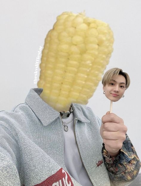 Jay's head is replaced with 🌽🌽🌽🌽🌽🌽🌽🌽🌽🌽🌽🌽😁 Enha Memes, Райан Гослинг, M Sorry, Kpop Entertainment, The Boy Is Mine, Easy Diy Art, Funny Reaction Pictures, Homeless Children, Kpop Funny