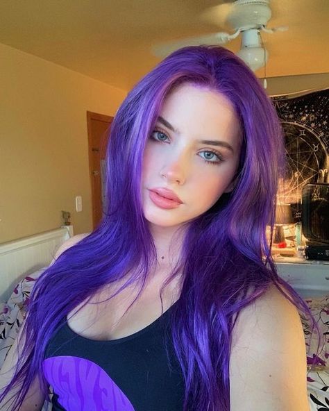 Woman With Purple Hair, Girl With Purple Hair, Semi Permanent Hair Dye, Hair Color Purple, Hair Dye Colors, Hair Inspiration Color, Hair Inspo Color, Grunge Hair, Colored Hair