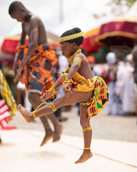 "They want us standing on our toes, when we can jump to meet the Sun..." . . #ghana #WestAfrica #africanroyalty #royalty #asantehene… Ghana Culture, Landscape Fashion, African Dance, African Royalty, World Dance, African Children, Kente Cloth, Dance Music Videos, African Girl