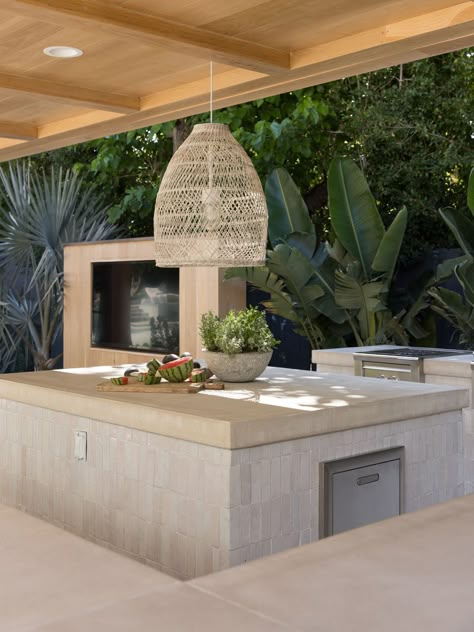 Flat Roof Patio Ideas, Coastal Outdoor Kitchen Ideas, Mediterranean Outdoor Kitchen Ideas, Garden Studio Design, Outdoor Kitchen With Tile, Modern Farmhouse Outdoor Kitchen, Oak Pergola, Outdoor Kitchen Concrete Countertops, Basket Chandelier