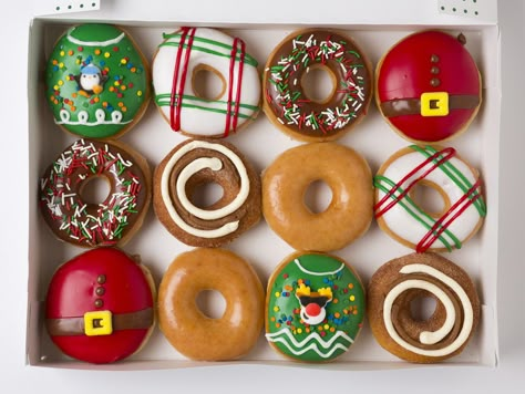 Donat Glaze, Donuts Ideas, Donut Decorating Ideas, Dozen Donuts, Donut Ideas, Christmas Pastries, Krispy Kreme Donuts, Christmas Donuts, Krispy Kreme Doughnut