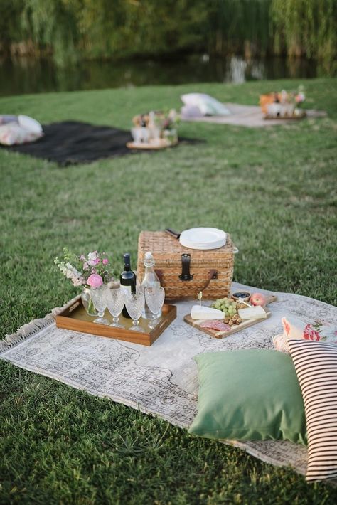 Bridal Picnic, Picnic Planning, Picnic Engagement, Picnic Birthday Party, Backyard Picnic, Picnic Inspiration, Picnic Decorations, Garden Picnic, Boho Picnic