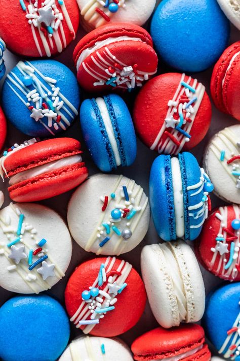 Red White and Blue Macarons perfect for 4th of July #4thofjuly #macarons #memorialday #patriot #patriotic #frenchmacarons #redwhiteandblue #raspberry Red White And Blue Macarons, Red White Blue Graduation Party Ideas, Macaroon Business, Red White And Blue Aesthetic, Macarons Aesthetic, Red White And Blue Desserts, Macaron Ideas, Rp Profile, Blue Macarons