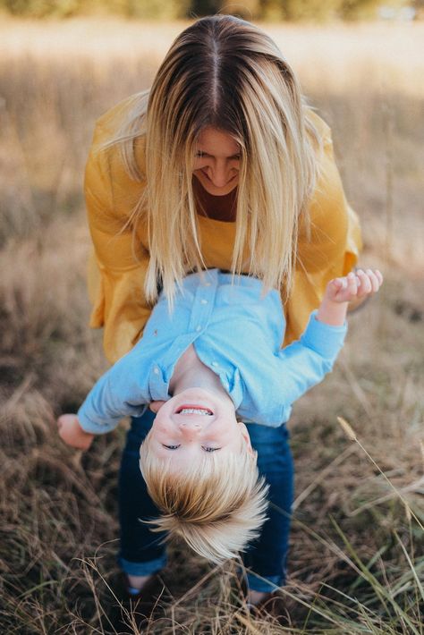 Family Pictures Photography, Mother Son Poses, Routine For Toddlers, Mother Son Pictures, Mommy Son Pictures, Mom And Me Photos, Son Picture, Fall Photoshoot Family, Mother Son Photos