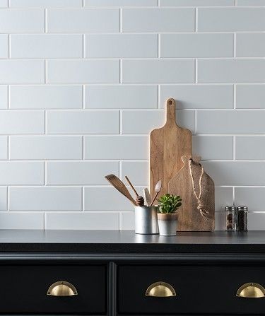 Linear White Matt Tile Light Gray Backsplash Kitchen, Light Gray Backsplash, Gray Backsplash Kitchen, Kitchen Tiles Ideas, White Tile Bathroom Walls, Gray Backsplash, Tiles Uk, Modular Tile, White Kitchen Tiles