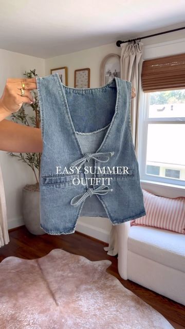 Upcycled Fashion Denim, Vest Denim Outfit, Demin Vest Outfits Aesthetic, Washed Denim Sleeveless Vest, Spring Vintage Washed Denim Vest, Summer Denim Patchwork Vest, Trendy Summer Button-up Denim Vest, Ropa Upcycling, Closet Update