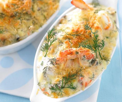 Take a trip to the fish markets for the freshest produce you can find for these individual seafood mornay pots topped with crispy gratin from Everyday Food. They are absolutely delicious. Mornay Sauce Recipe, Appetizers Seafood, Mornay Sauce, Appetizers For A Crowd, Easy Seafood, Shellfish Recipes, Seafood Appetizers, Seafood Dinner, Fish Dishes