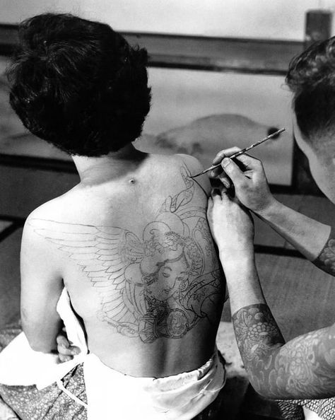 Vintage Tattooed Women, Getting Tattooed Photography, Vintage Tattoo Photos, Tattoo Artists Aesthetic, Photoshoot Tattoo, History Of Tattoos, People With Tattoos, Historical Tattoos, Tattoo Photoshoot