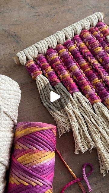 Wall Decor Yarn Hanging, New Macrame Designs, Yarn Hanging Diy, Fall Macrame Ideas Diy, Macrame Design Ideas, How To Make Macrame, Macrame Craft Ideas, Colorful Yarn Wall Hanging, Thread Art Diy