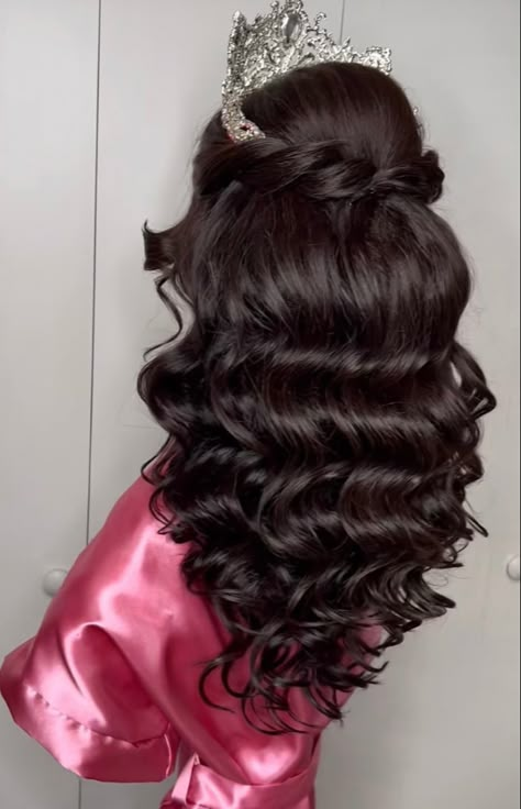 Quinceanera Hairstyles Loose Curls, Rose Gold Quinceanera Hairstyles, Hollywood Waves Quinceañera, Quinceanera Hairstyles Shoulder Length, Quencinera Hairstyles, Sweet 16 Hairstyles With Tiara, Cute Quince Hairstyles, Quince Hairstyles Down, 15 Hair Quinceanera