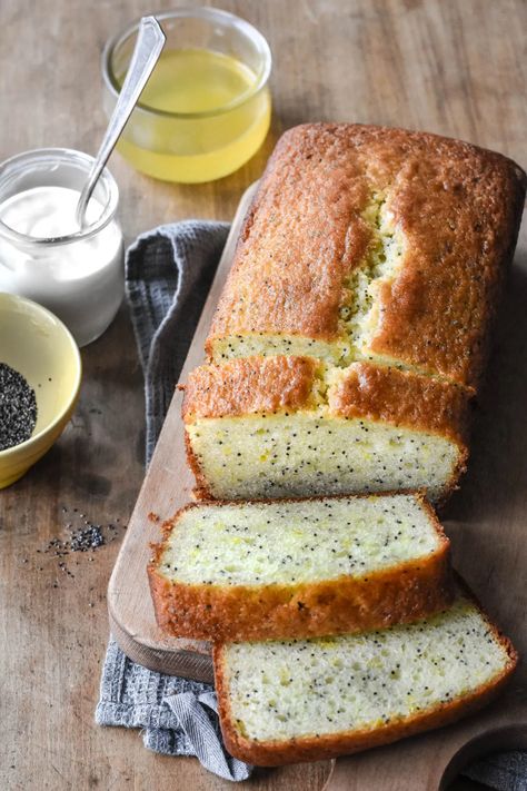 French Yogurt, Lemon Poppy Seed Loaf, Bosch Oven, Lemon Loaf Recipe, Poppy Seed Bread, Lemon Poppyseed Bread, Lemon Poppyseed Cake, Poppy Seed Cake, Seed Bread