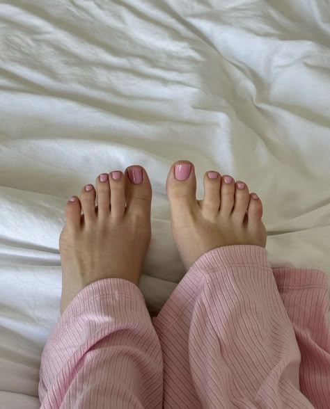 Pedicure Rosa, Pink Pedicure, Wine Red Nails, Pride Nails Designs, Nails Designs Short, Nails Collection, Pride Nails, Gel Toe Nails, Toe Nail Color