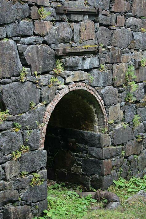 Brick wall! Castle Brick Wall, Ancient Stone Wall, Dungeon Door, Modular Dungeon, Wall Cubes, Old Brick Wall, Scene Painting, Divine Comedy, Haunted Castle