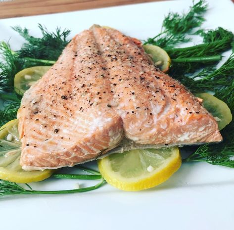 10 Minute White Wine Poached Salmon Wine Poached Salmon, Poaching Salmon, White Wine Recipes, French Foods, Impressive Dinner, Poached Salmon, Lemon Salmon, Dinner For One, Salmon Filet