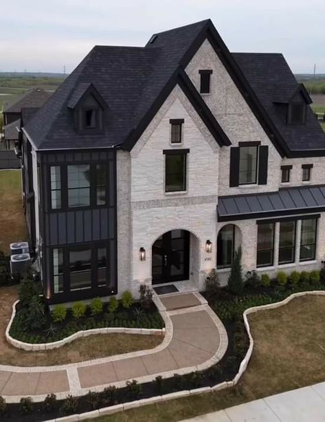 Dream Life House Exterior, Dream Home Build, Huge House Aesthetic, Cute Big Houses, Modern Fancy House, Dream Houses Aesthetic, Chic House Exterior, Suburban Mansion Exterior, Luxury Homes Dream Houses Modern