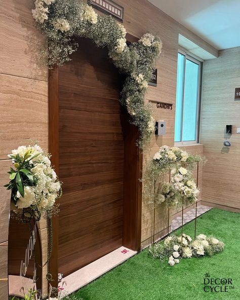 House Gate Decorations Wedding, Entrance Floral Decor, Wedding Front Door Decorations Entrance, House Opening Decoration With Flowers, Door Flower Decoration Entrance, Diwali Decorations At Home Entrance Door, House Warming Decorations Indian, Front Door Decor Ideas Entrance, Party Entrance Decoration