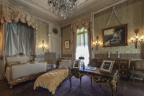 The Elms Newport, Victorian Rooms Bedrooms, Palace Bedroom, Princess Rooms, Fancy Interior, Ladies Bedroom, Dunrobin Castle, Victorian Rooms, Rococo Interior