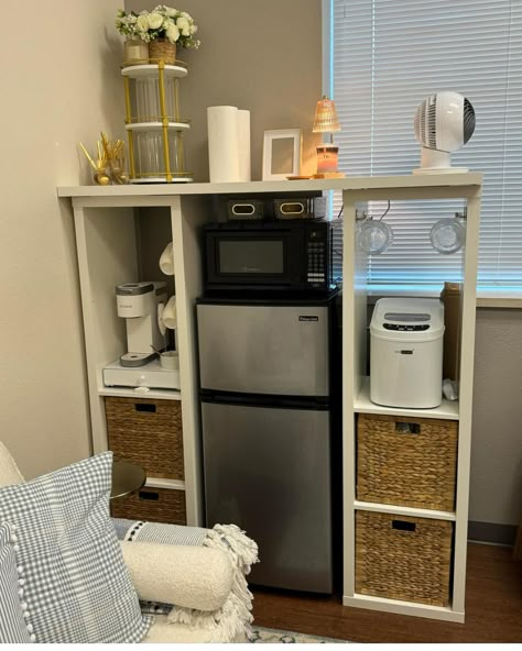 Dorm Mini Fridge Organization, Rooms With Mini Fridge, Mini Kitchen For Dorm, Dorm Room Ideas Mini Fridge, Coffee Station Dorm Room, Cute Dorm Kitchen, Dorm Room Snack Ideas, College Dorm Kitchen Essentials, College Fridge Organization