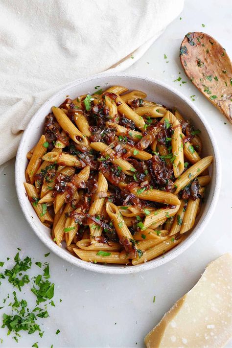 Shallot Pasta, Balsamic Pasta, Pasta And Sauce, Shallot Recipes, Caramelized Shallots, Vegetarian Pasta Recipes, Vegetarian Pasta, Tomato Pasta, Quick Weeknight Meals