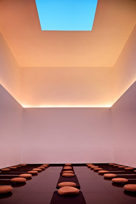 famed for his awe inducing \'skyspaces\', designboom takes a look at one of turrell\'s most well loved installations in beijing\'s temple of wisdom. James Turrell, Lights Artist, Cove Lighting, Action Painting, Light And Space, Meditation Room, The Ceiling, Light Architecture, Sculpture Installation