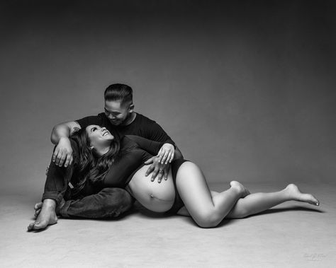 Couples Maternity Shoot, Art Maternity Photography, Studio Maternity Shoot, Maternity Couple, Maternity Studio Photoshoot, Studio Maternity Photos, Fine Art Maternity, Pregnancy Belly Photos, Cute Pregnancy Pictures